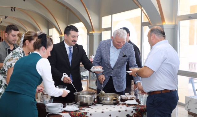 ‘Sevgiyle pişirilen aşure kardeşliğe vesile olsun’