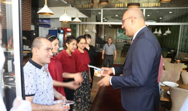 Dükkanları gezerek aşure dağıttı