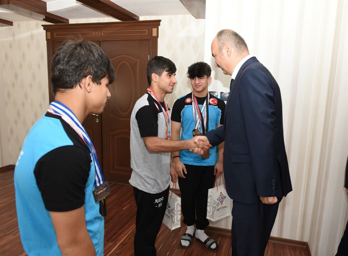 Şampiyon sporcuları tebrik etti
