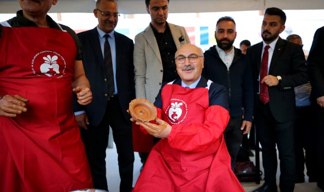 Vali Köşger, festivalde çömlek yaptı