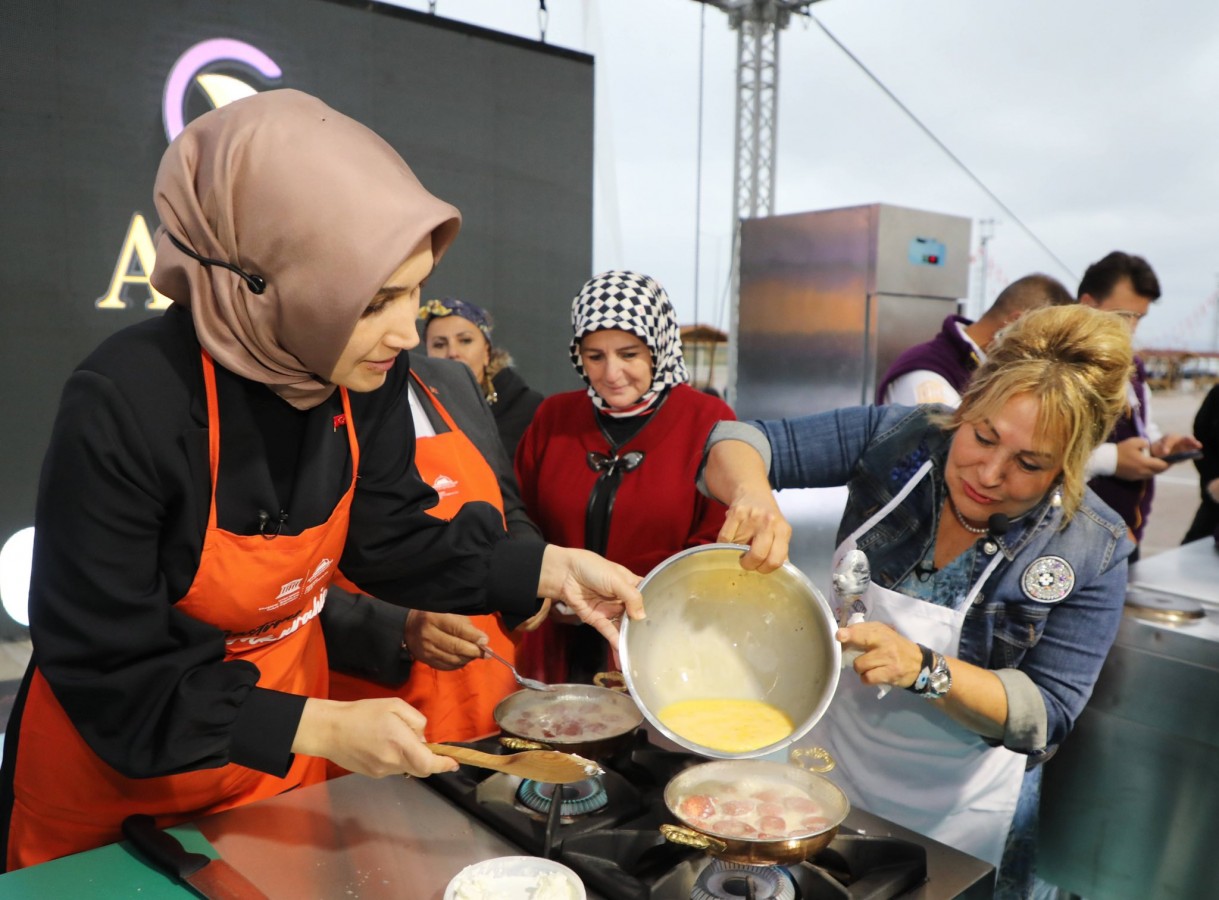 Vali Yiğitbaşı, 'kaymaklı yumurtalı sucuk' pişirdi;