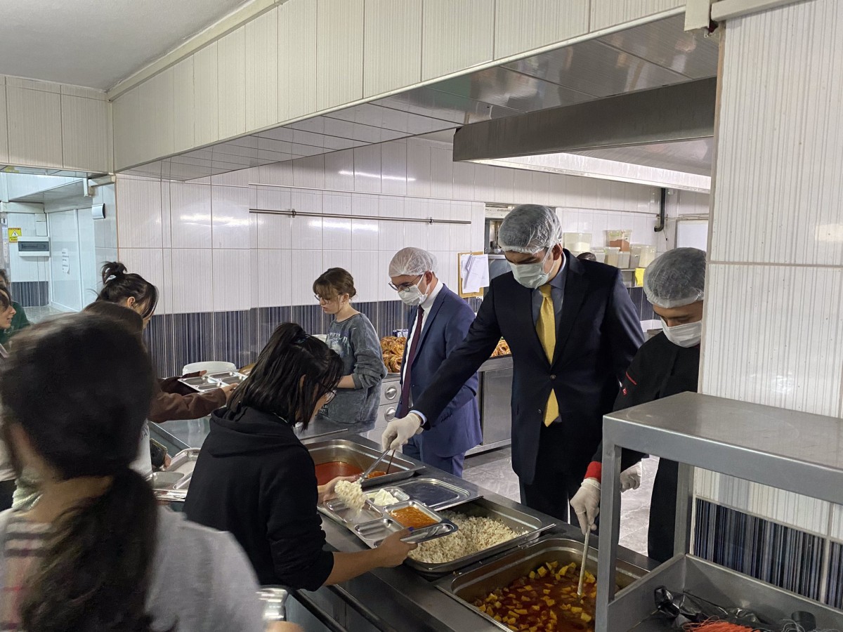 Kız öğrencilerin yemek servisini yaptı;