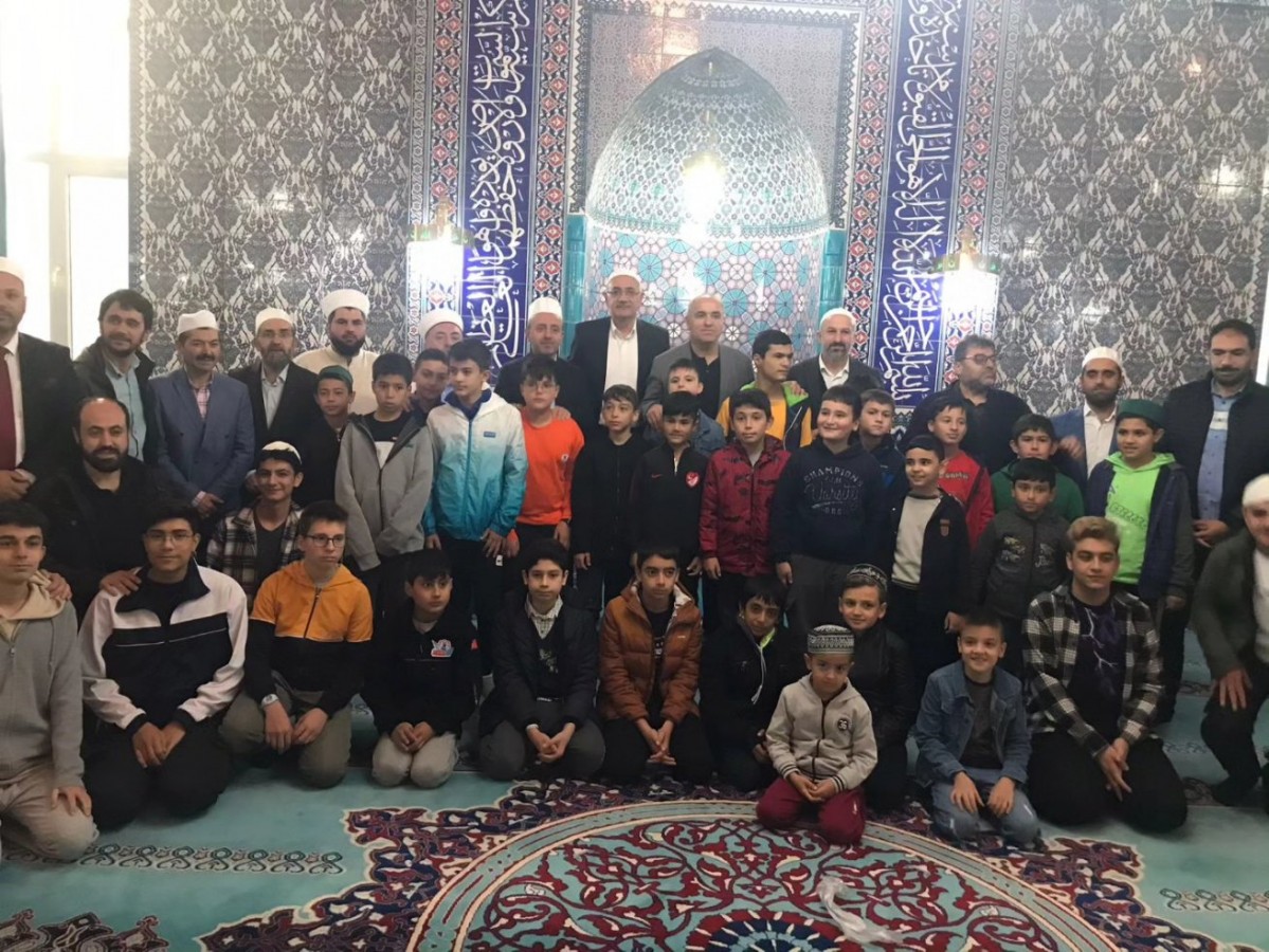 Gençlerle sabah namazında buluştu;