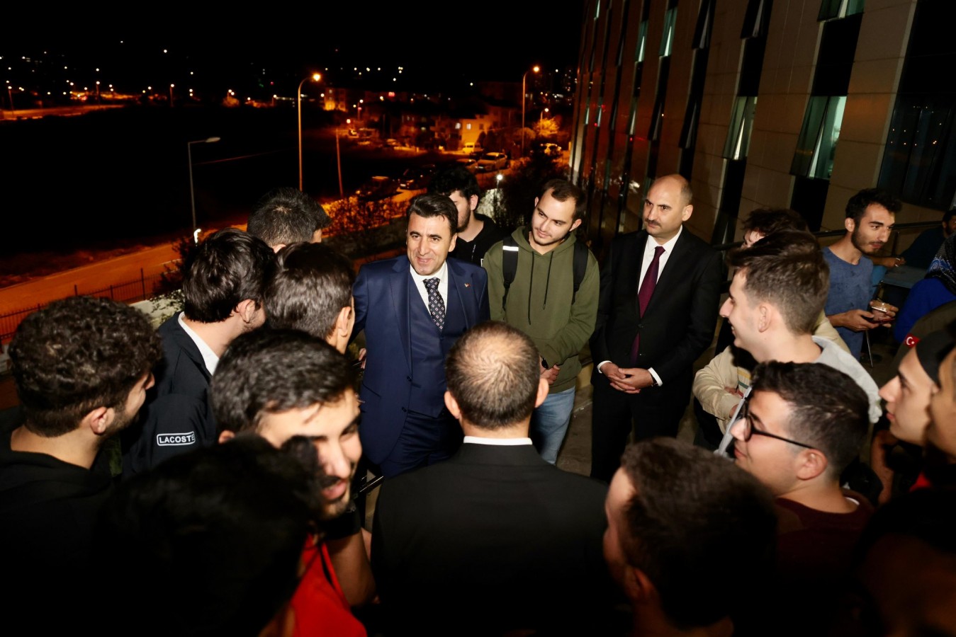 Öğrenciler, sorularıyla Valiyi terletti;
