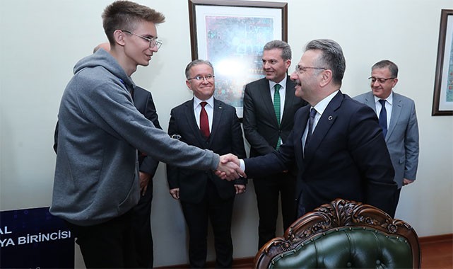 Vali Aksoy'dan öğrencilere tebrik: Eskişehir ve ülkemizi gururlandırdınız