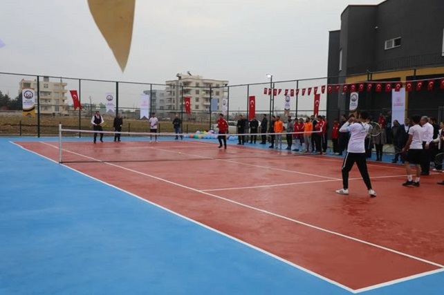 Gençlerle kortların tozunu aldı;