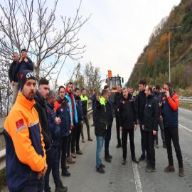 Heyelan nedeniyle Karadeniz Sahil Yolu ulaşıma kapandı