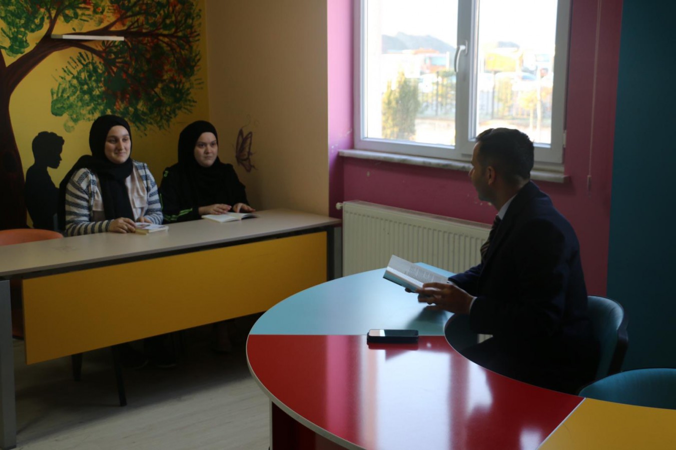 Kendisi ile kitap okumak isteyen öğrencileri kırmadı;