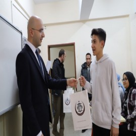 LGS öğrencilerine soru bankası hediye etti