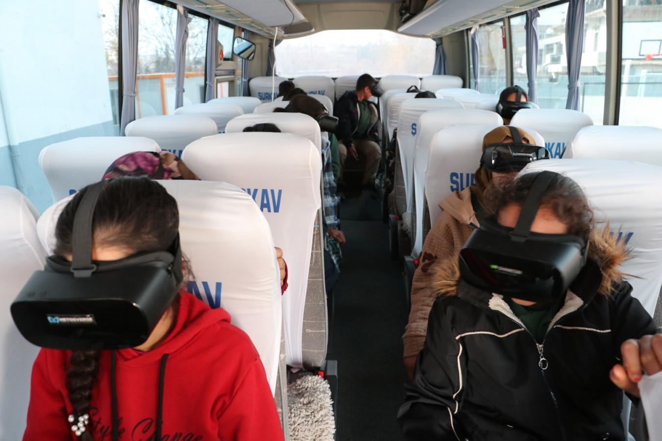 Sanal gerçeklik otobüsü köy okullarında;