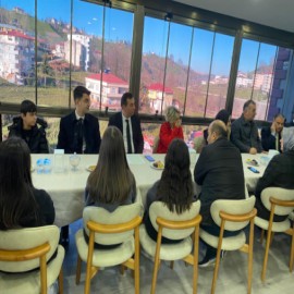 Kaymakam, öğrencilerle kitap analizi yaptı