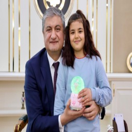 Minik Ayşenur, Adana'ya atanan Vali Yavuz'a veda etti