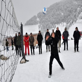 Vali Baruş, kar yağışı altında voleybol oynadı