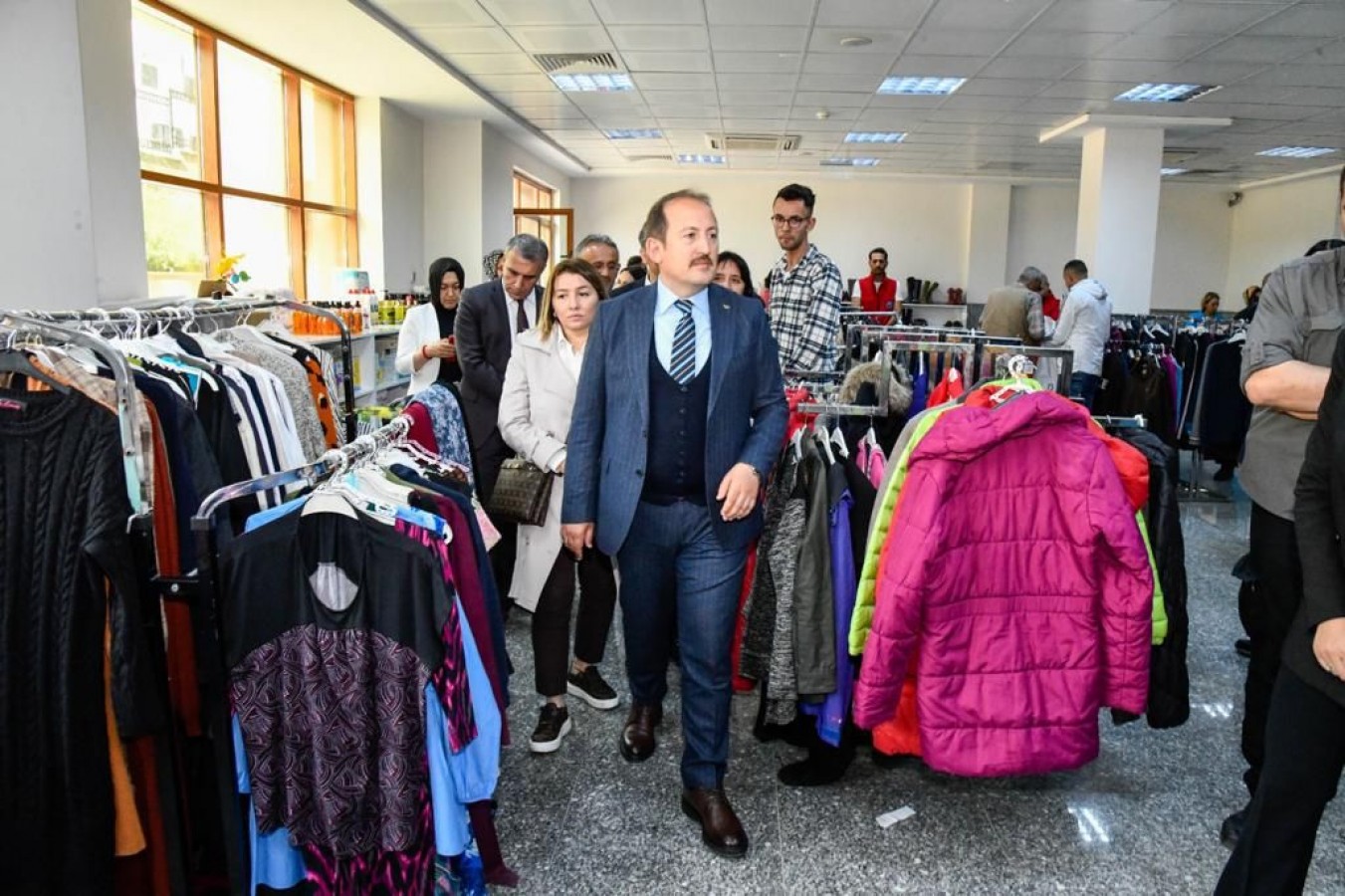 Sosyal market depremzedelerin ihtiyaçlarını karşılıyor;