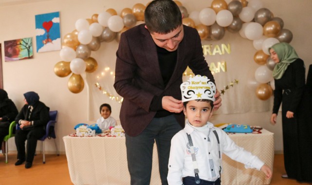 Kur’an öğrenen miniklere taç giydirdi