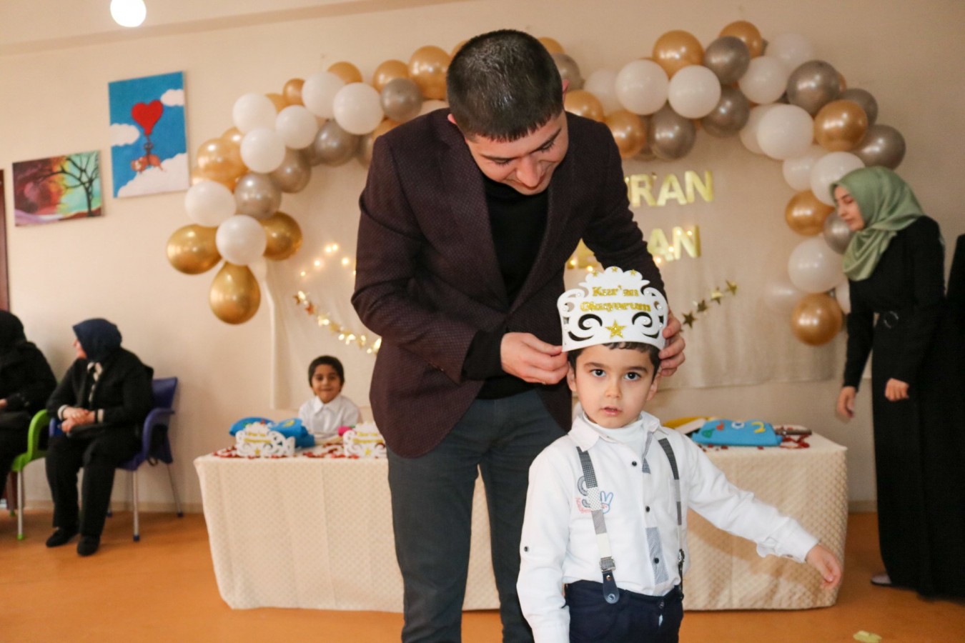 Kur’an öğrenen miniklere taç giydirdi;