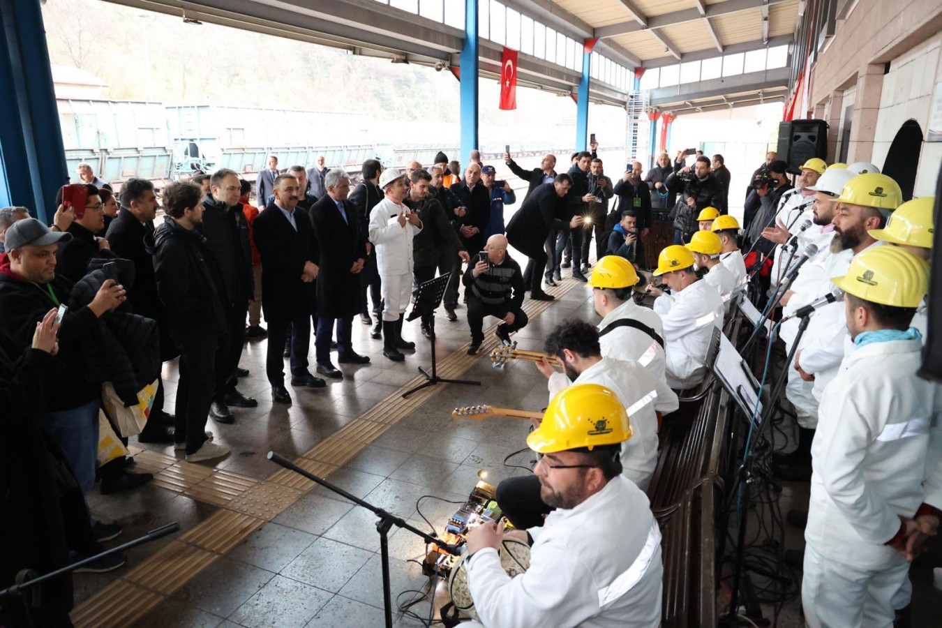 Karaelmas Ekspresi’ni madenci korosu uğurladı;