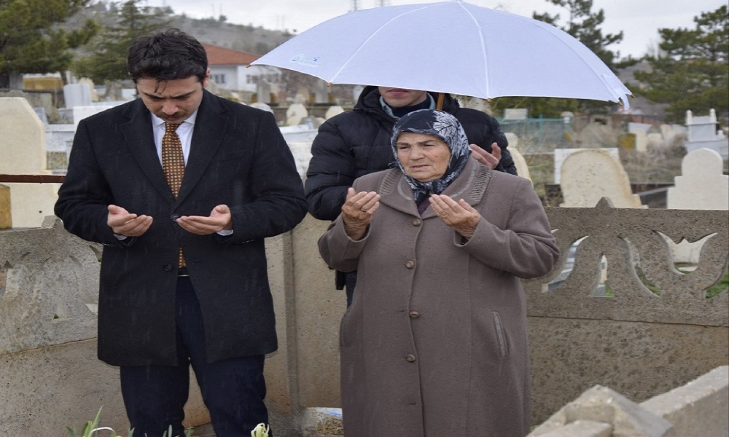 Şehide annesiyle birlikte dua;
