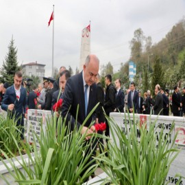 Şehitlerimizin kabirlerine karanfil bıraktı