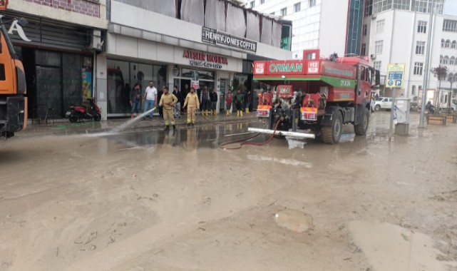 Vali Serdengeçti sel felaketinin yaşandığı Kadirli’de!