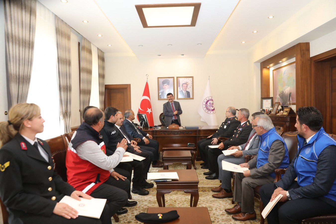 Depremin yaralarını saran personellere ‘başarı belgesi’;