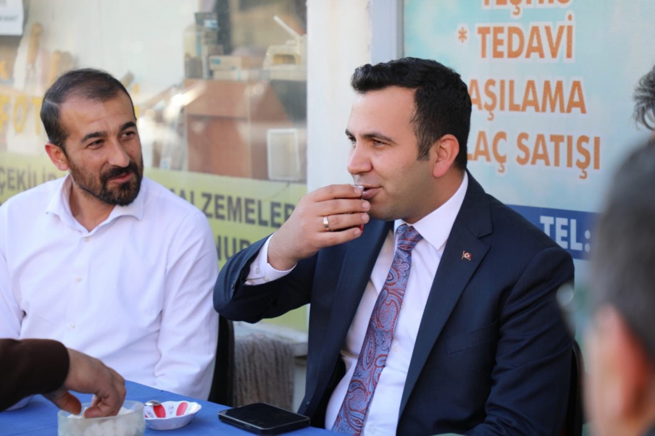 Çaylar demli, muhabbet koyu;