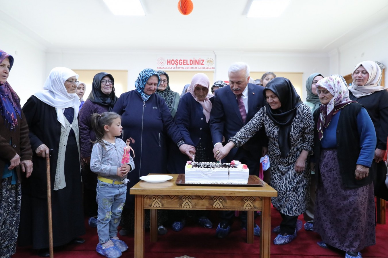 Şehit annelerinin Anneler Günü’nü kutladı;
