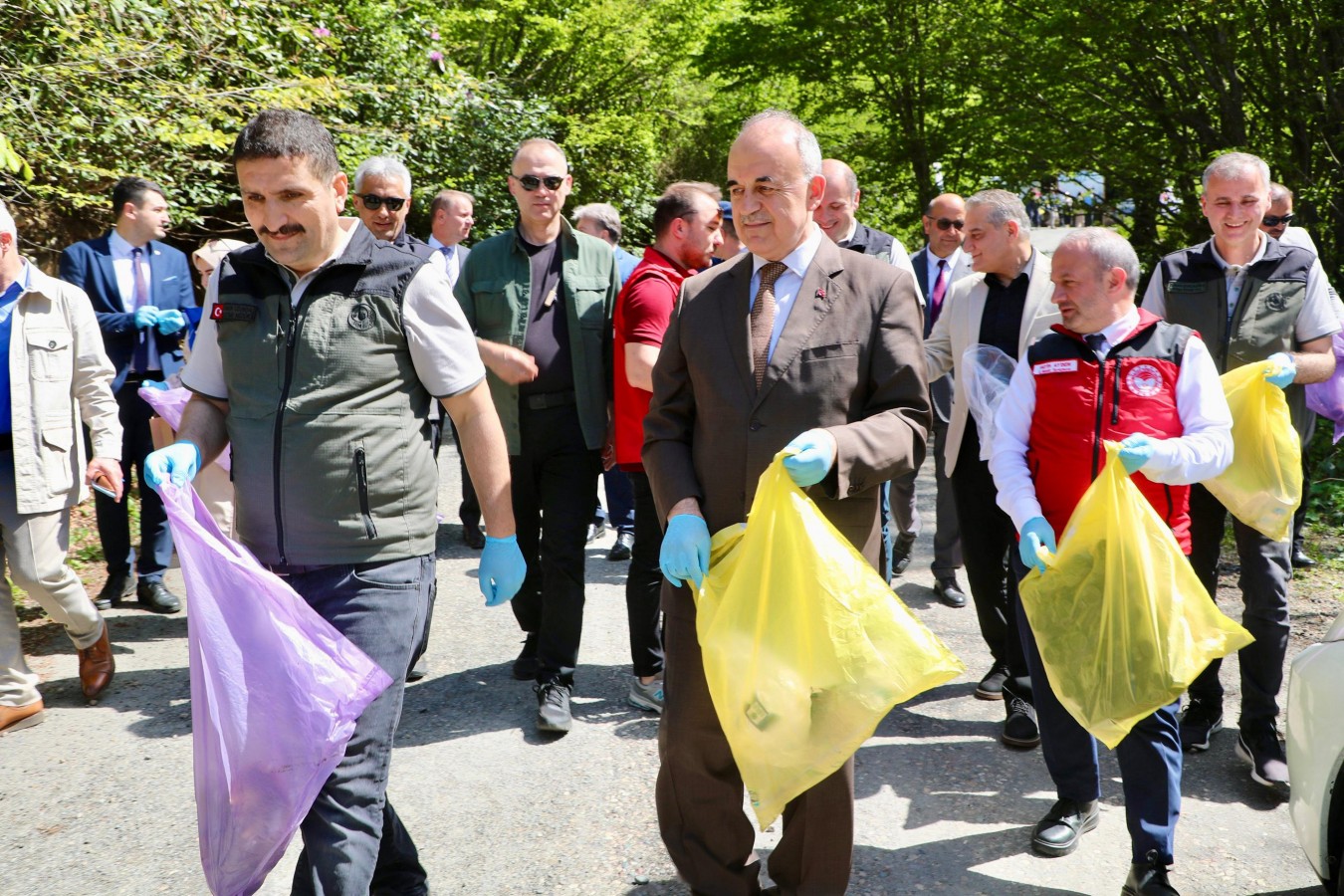 Vali ve vatandaşlar, el birliğiyle ormandaki çöpleri topladı;