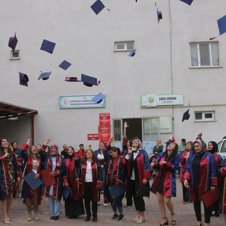 Eğitimlerine ara veren kadınlar Açık’tan okuyup mezun oldu;