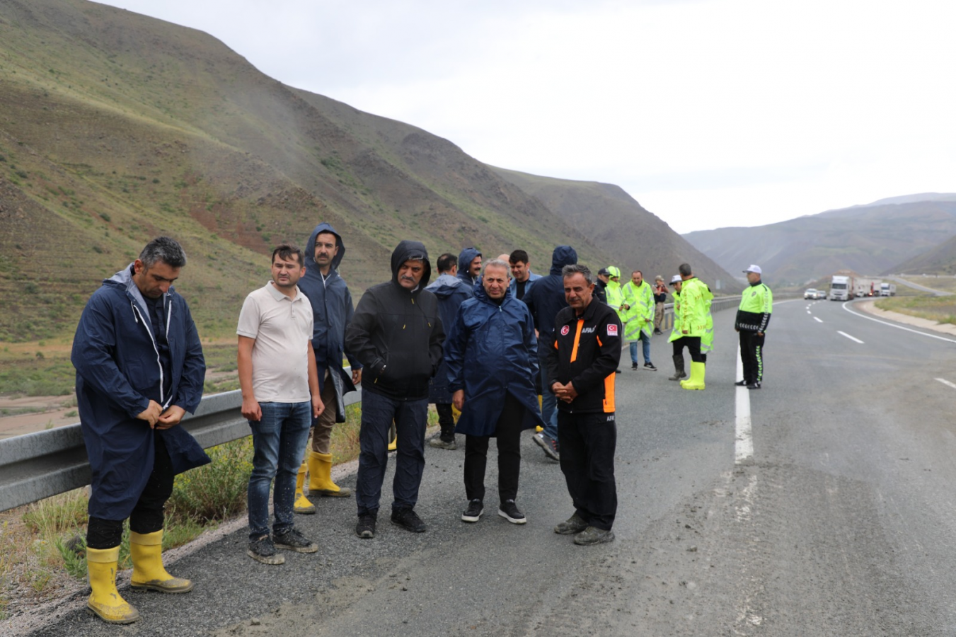 Erzincan-Sivas Karayolunda Heyelan Meydana Geldi