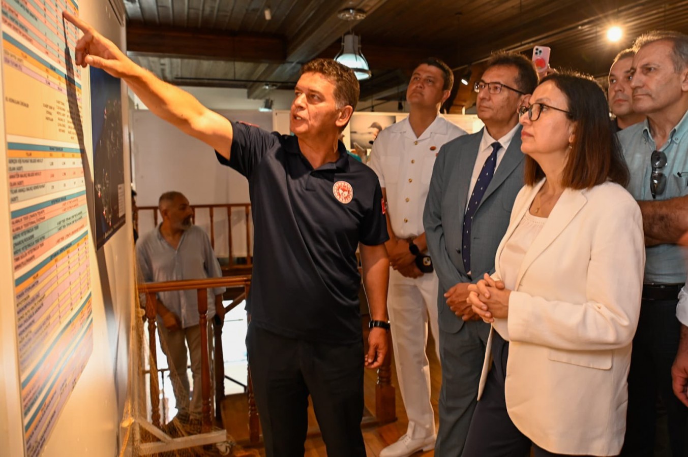 Vali Kaya, deniz dünyasına ait fotoğrafları tek tek inceledi;