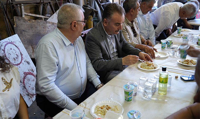Edremit'te gelenek bozulmadı: Sanayi esnafı Pilav-Ayran Hayrı'nda bir araya geldi;