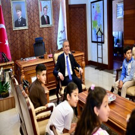 Vali Kök, öğrencilerin merak ettiği soruları yanıtladı