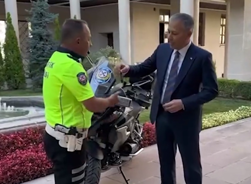 Motosikletli gence baba öğüdü veren polise ödül!