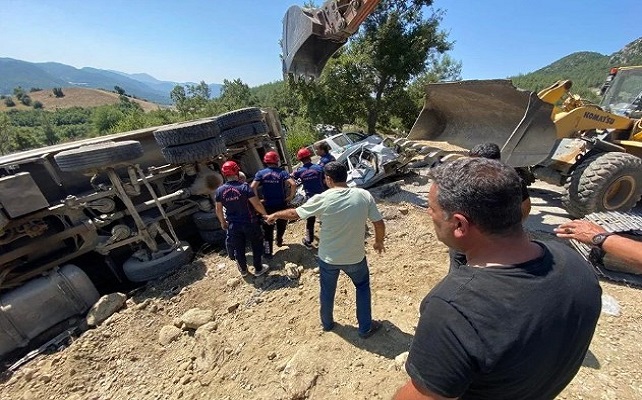 Kamyon cenaze defneden kalabalığın arasına daldı: 4 ölü, 25 yaralı