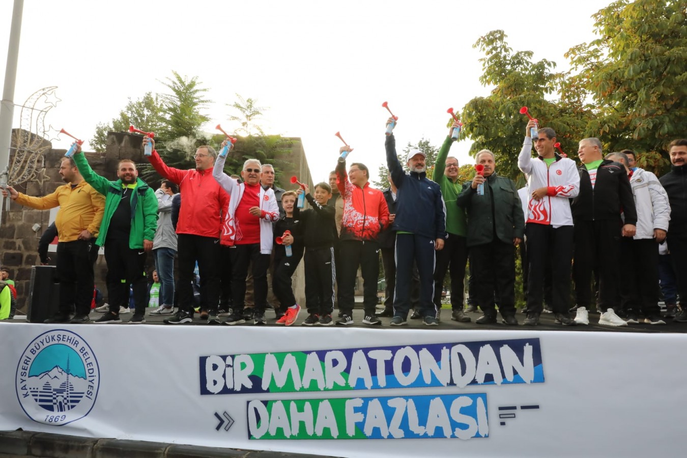 Vali Çiçek, Kayseri Yarı Maratonu'nda koştu;