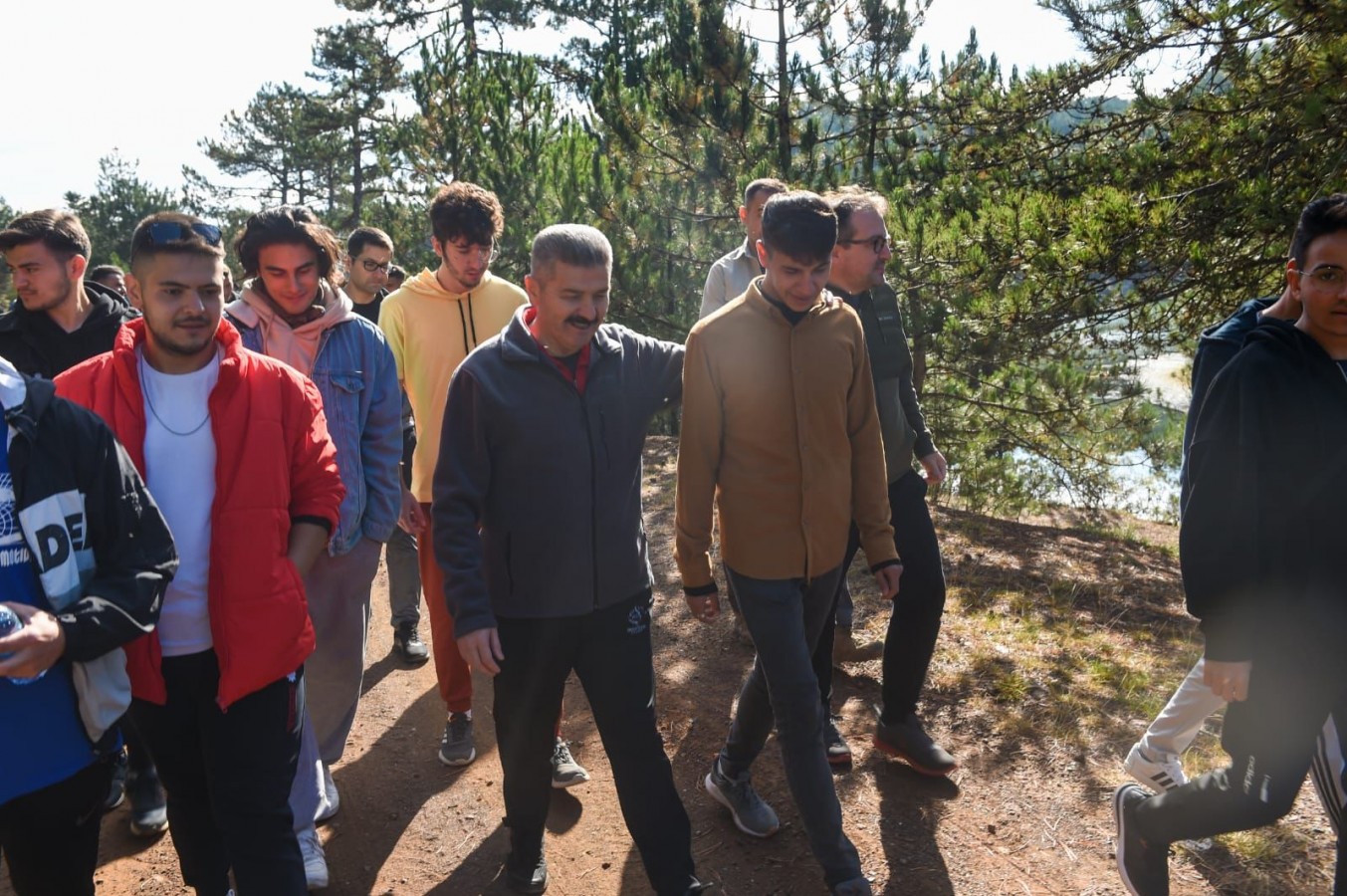 Vali Ergün, yurt öğrencileriyle doğa yürüyüşü yaptı