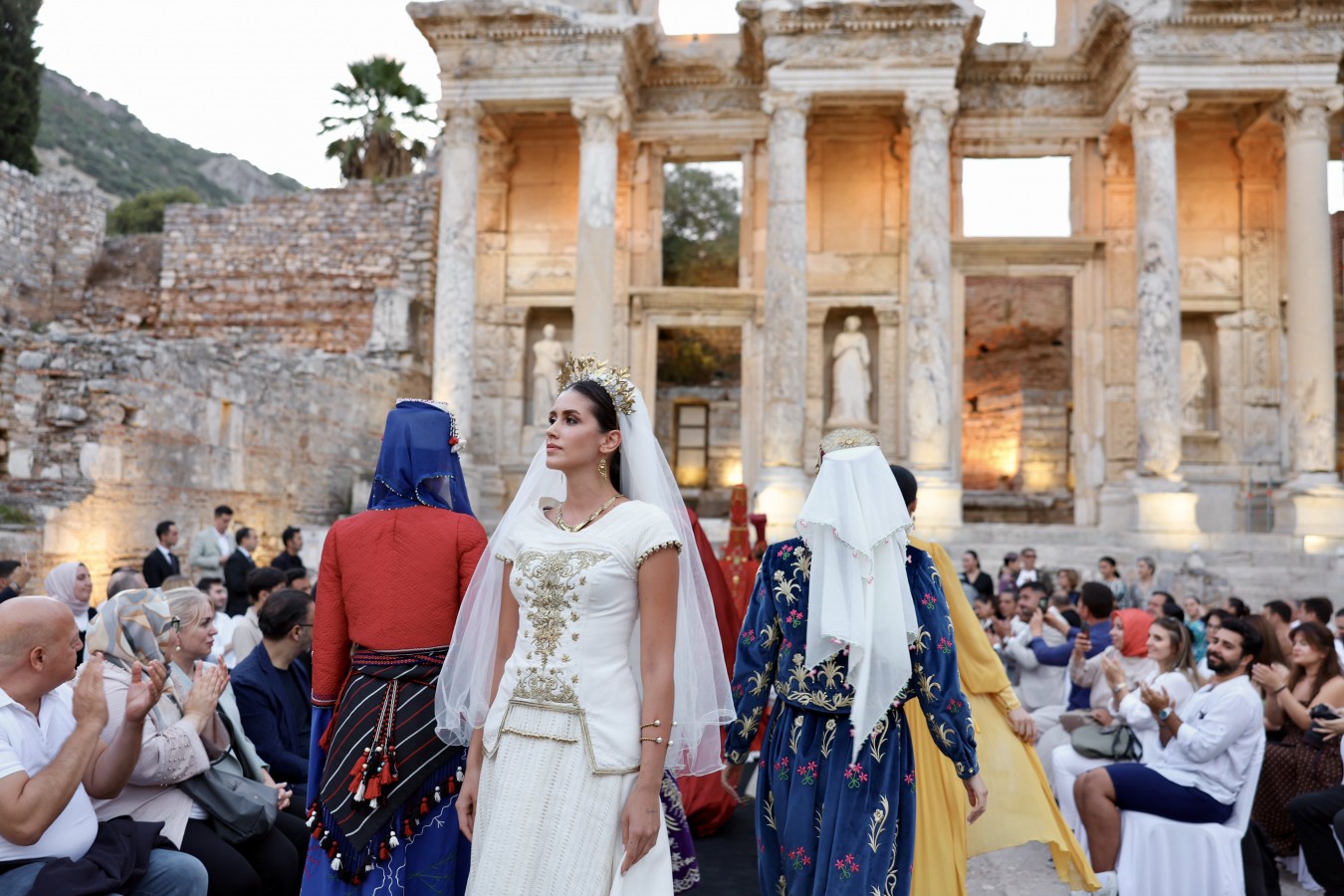 Efes Antik Kenti'nde Türk modası rüzgarı esti