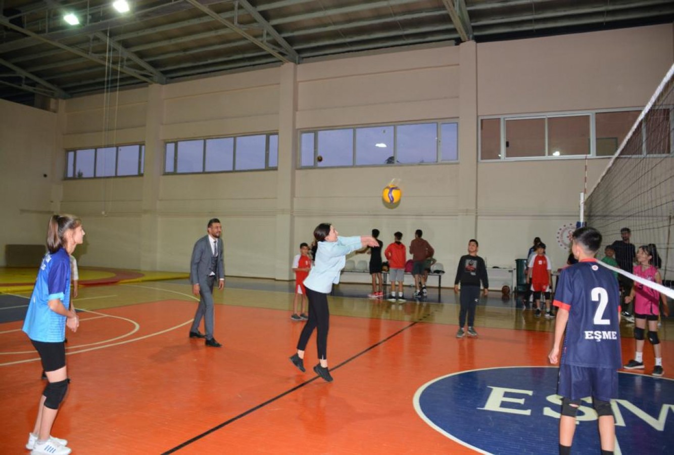 Gençlerle voleybol oynadı;