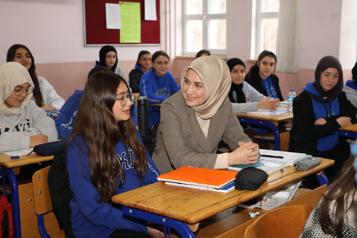 Mektupla kendisini okula davet eden Asude’ye sürpriz yaptı