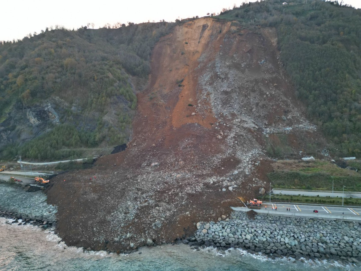 Heyelan nedeniyle kapanan Karadeniz Sahil Yolu açıldı