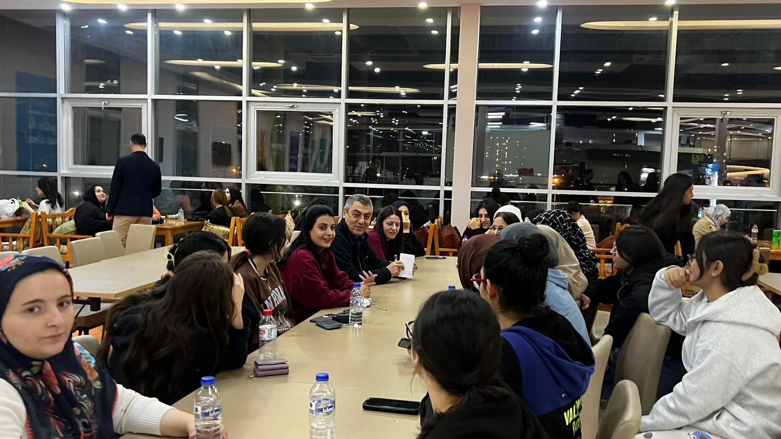 Vali Toros, öğrencilerin sofrasına misafir oldu;