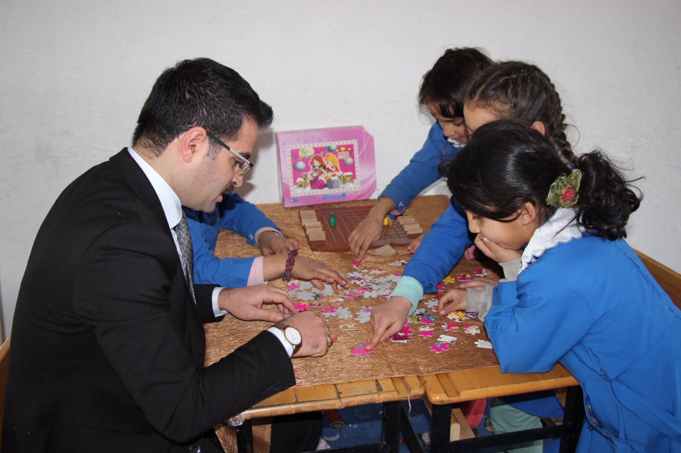 Öğrencilerin oyunlarına eşlik etti;
