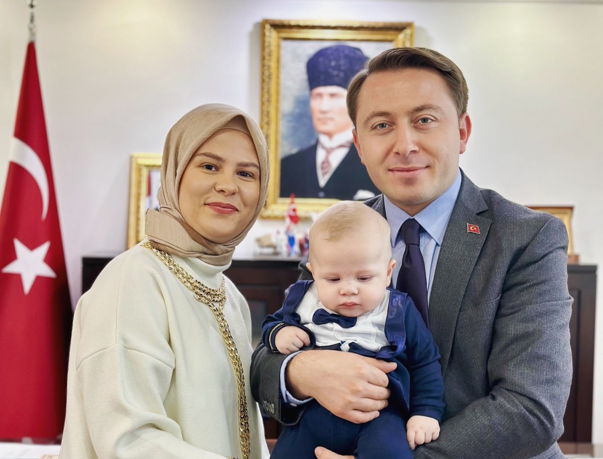 Babasının İdareciler Günü’nü kutlamaya geldi;
