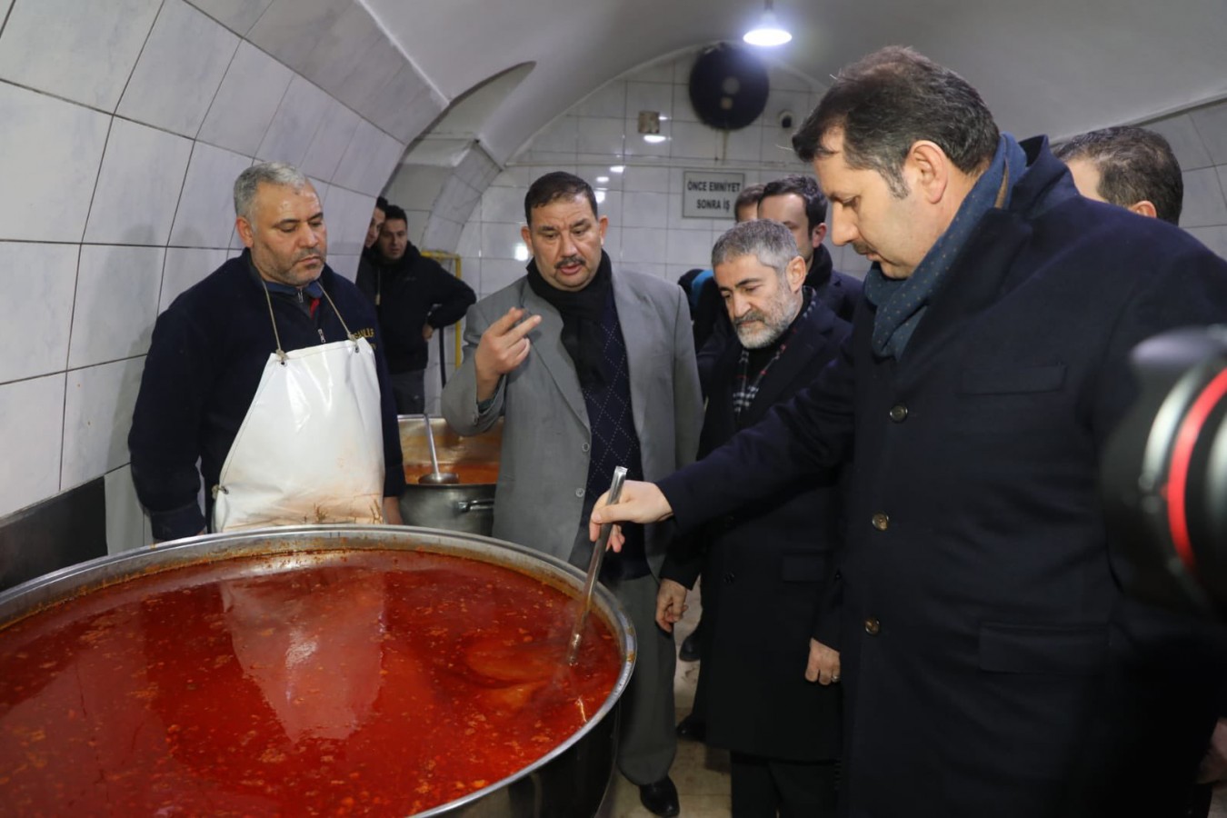 Bu ayki maaşını aşevine bağışladı;
