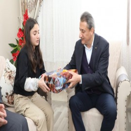Yetimlere sahip çıktı