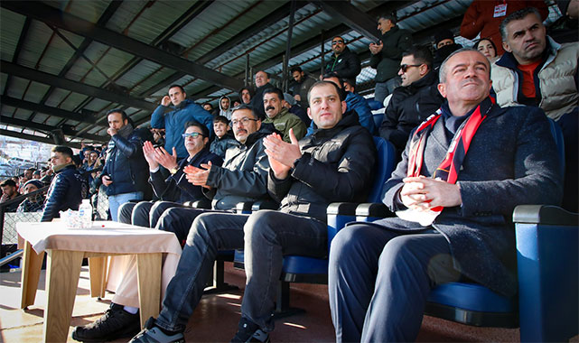 Vali Çelik'ten Hakkari Zapspor'a tam destek: Tribünde maçı izledi!;