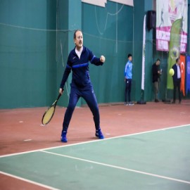 Eline aldığı raketiyle kortta fırtına gibi esti