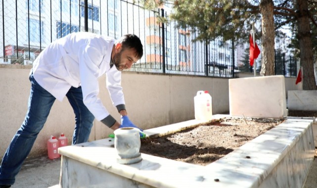Şehitlerin kabirleri gül suyuyla yıkandı