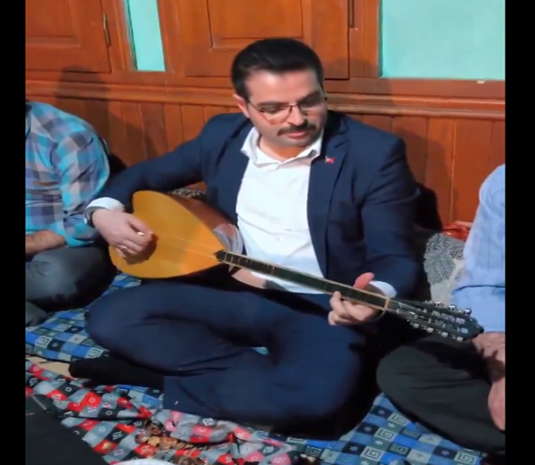 Köy odasında türkü söyleyip pişmaniye yaptı